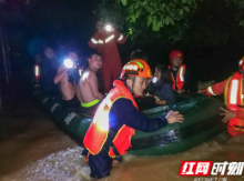 永州：暴雨致城区内涝严重  消防紧急转移200余人