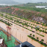 永州江华：暴雨侵袭致县城部分道路内涝