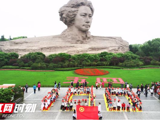 湖南百名青年橘洲同绣团旗 纪念五四百年