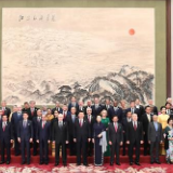 习近平和彭丽媛欢迎出席第二届“一带一路”国际合作高峰论坛的外方领导人夫妇及嘉宾