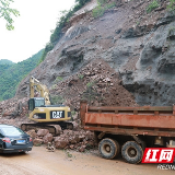 周荣峰深入双牌察看受损公路