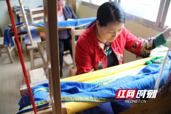 城步：一针一线秀出苗乡情