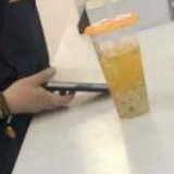 网红奶茶喝到一半，竟从嘴里扯出半个蟑螂