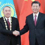 习近平为哈萨克斯坦首任总统举行“友谊勋章”颁授仪式
