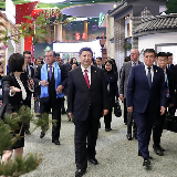 习近平和彭丽媛同出席世园会的外方领导人夫妇共同参观园艺展