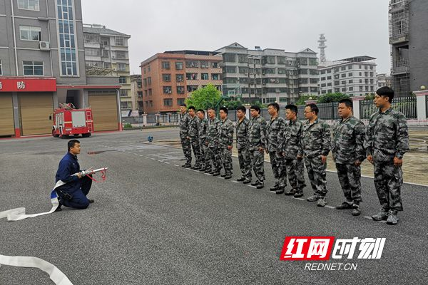 大祥区组织乡镇消防专职队开展实战化训练深 入推进“基层消防上台阶”