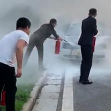 教练车爆燃 碧桂园员工轮番接力救火