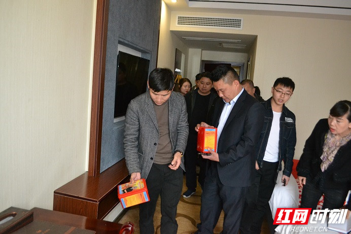 武陵源索溪峪街道开展旅馆业消防安全及“扫黄打非”检查