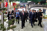 习近平和彭丽媛同出席2019年中国北京世界园艺博览会的外方领导人夫妇共同参观园艺展
