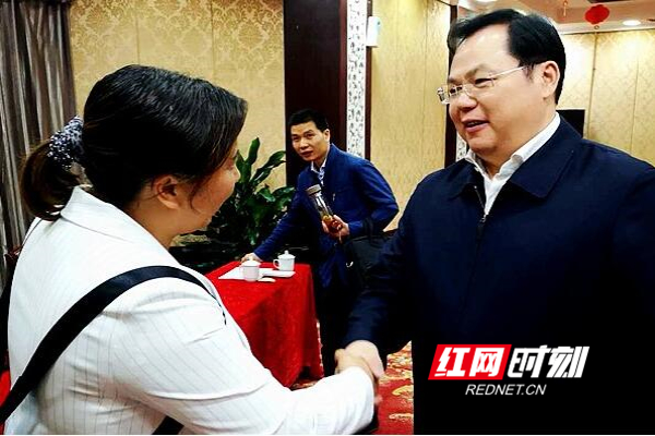 劳动最光荣 劳动最伟大 冷水江市举行劳模代表座谈会