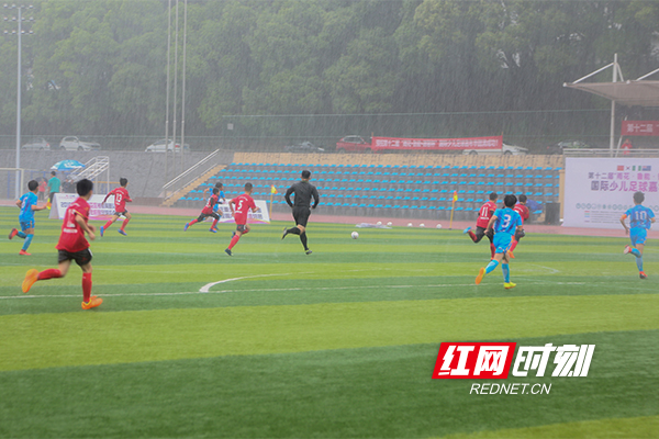 足球小将在暴雨中比赛.jpg