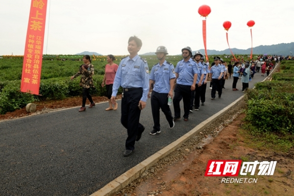 江华公安全力守护茶文化旅游周平安