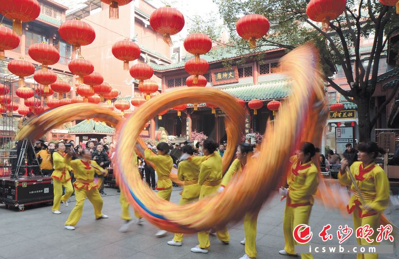 　　节日氛围浓郁的火宫殿。　　长沙晚报全媒体记者 石祯专 摄