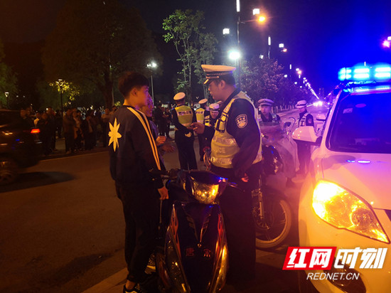 武陵源交警雷霆出击严查各类交通违法行为80余起