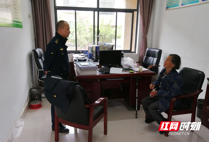 茅岩河收费站及时援助“迷路”老人