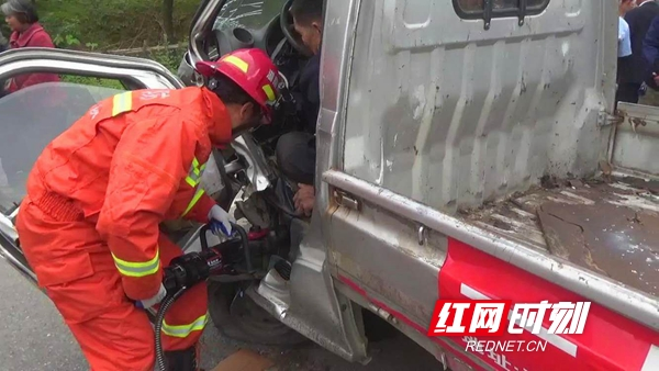 邵阳：司机因车祸被卡 消防紧急施救
