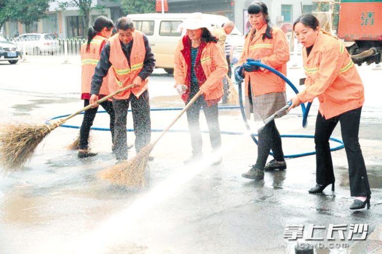 　　在宁乡花明路上，环卫工人们正在进行冲洗作业。长沙晚报全媒体记者 张禹 通讯员 左雪兵 摄影报道