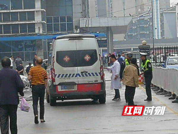 邵阳：男子突发重病 执勤交警热心救人