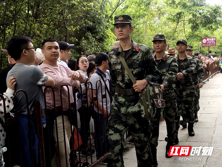 张家界武警：五一假期坚守景区执勤一线 为游客安全护航