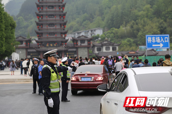 【乐游张家界】武陵源交警圆满完成五一道路交通安保工作