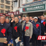 退役军人手捧光荣牌 五一向社区献“礼”