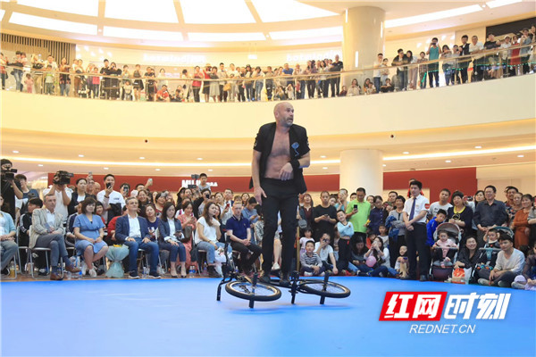文森·瓦林是法国 BMX 冠军及世界 BMX 亚军。自开始玩 BMX 小轮车，文森·瓦林就开始透过精湛的动作，人与车及人与机器之间可能存在的关系探索艺术性的表达。他多次在杂技艺术节中获奖，与巴洛克马戏团等众多著名艺术团体合作。
