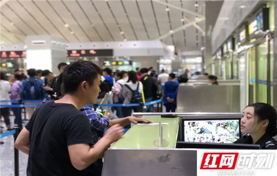 张家界荷花国际机场“五一”小长假旅客吞吐量超4万