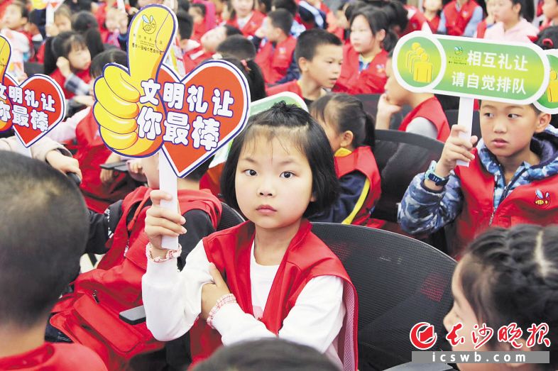 　　5月1日，在天心区暮云小蜜蜂志愿者服务基地，400余名志愿者集体学习《条例》。　　市文明办供图