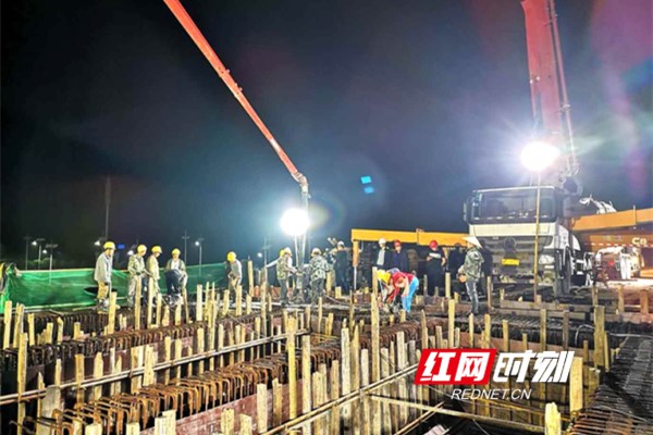 城南大桥夜间施工_副本.jpg