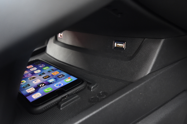 不仅藏着usb接口,把手机扔上去还能实现无线充电,不过说句实在的,从