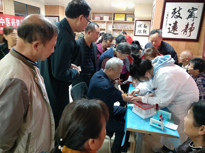 图片---5.6免费体检送关怀,惠民服务是常态.jpg 图片---5.6免费体检送关怀,惠民服务是常态.jpg