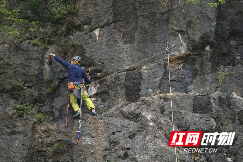 来自湖南省攀岩基金会的樊义在确定路线的走向和挂片的合理位置后，用电钻进行打孔。