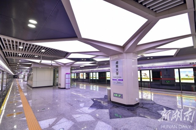 5月5日，长沙地铁4号线湖南大学站，以古枫树为设计元素的内部装修极具特色。