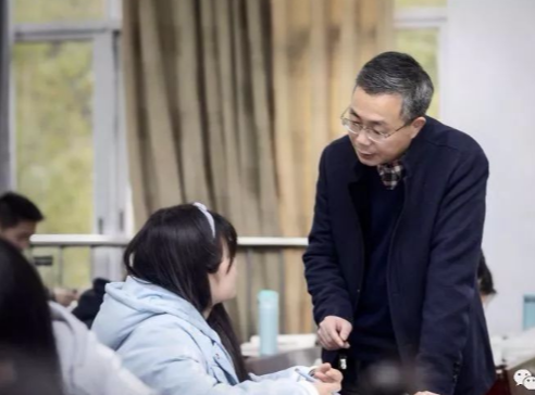 湘潭大学课堂“花开”分外香