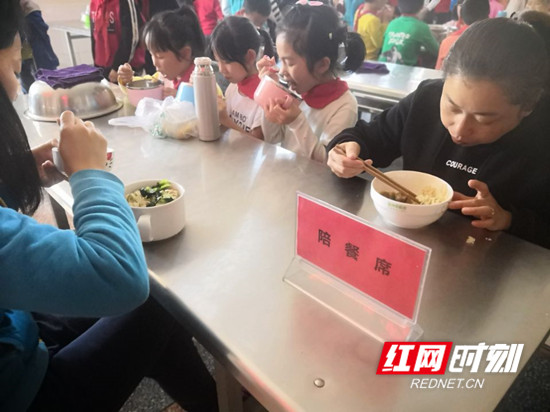 慈利县龙潭河镇中学：推行“陪餐制” 打造“阳光食堂”