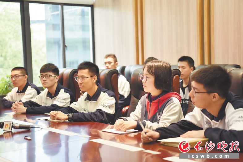 　　中国科学院院士、浙江大学校长吴朝晖在长郡中学与高三学生代表座谈。