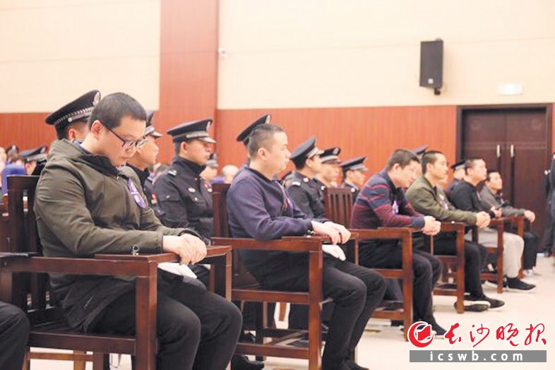 　　被告席上，曾经不可一世的涉黑组织成员垂头丧气。长沙晚报全媒体记者 朱炎皇 通讯员 周君 摄影报道