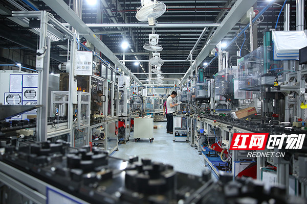 位于长沙经开区索恩格汽车部件新工厂生产车间一角。.jpg