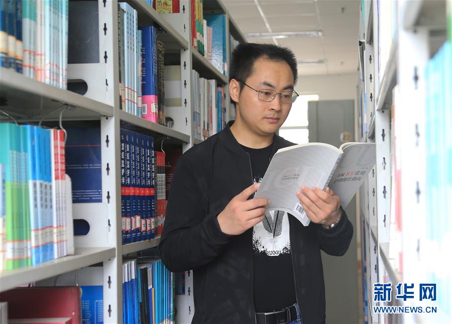 5月9日，下班后的康石墙在南华大学图书馆查阅专业书籍。