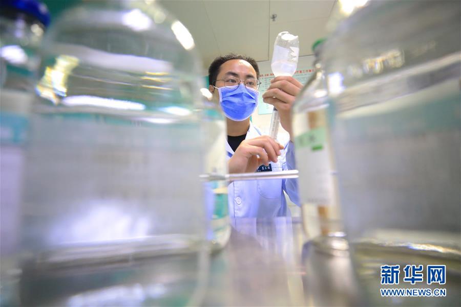 5月9日，湖南省衡阳市南华大学附属第一医院护士康石墙在配药。