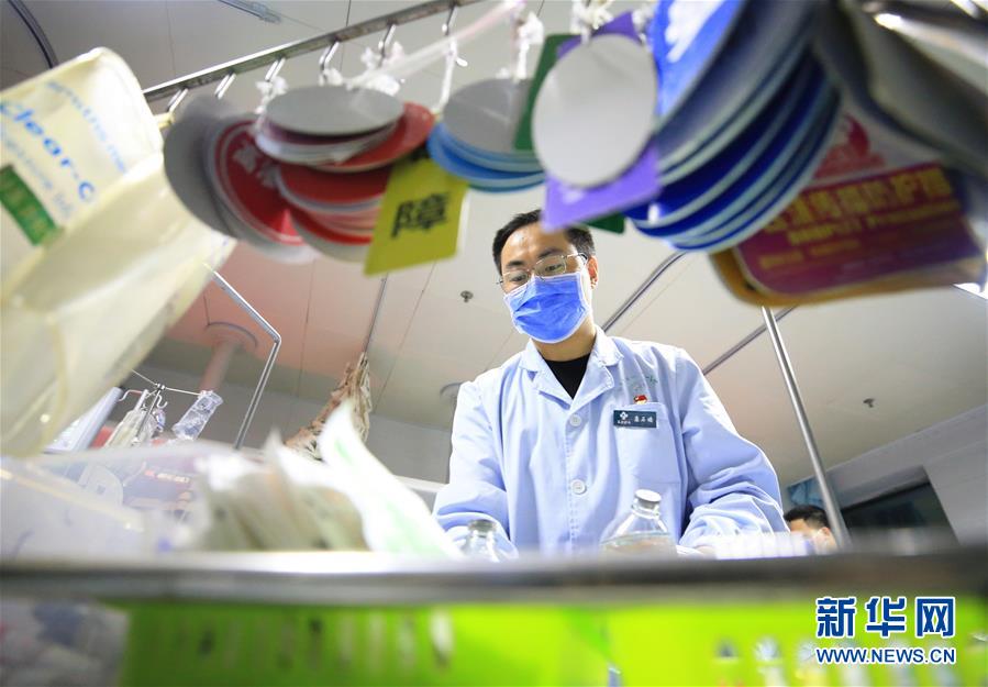 5月9日，湖南省衡阳市南华大学附属第一医院护士康石墙在ICU病房忙碌。