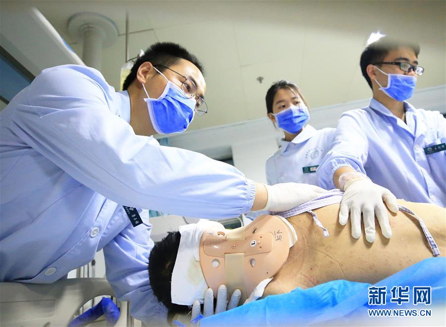 5月9日，湖南省衡阳市南华大学附属第一医院护士康石墙（左一）在给患者翻身清洁。