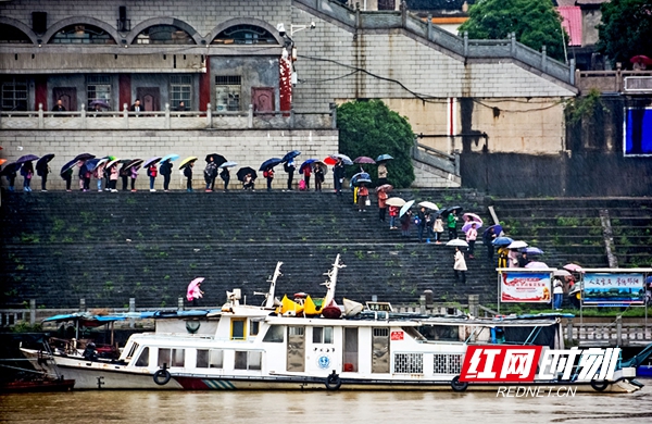 尤其是每周1至周5的早上7.30--8.00时，正值江北岸畔的学生需渡江到江南城内学校上学高峰时段，还得临时安排一个摆渡船增加摆渡载送就读学生。