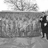 纪念留法勤工俭学一百周年 “百年丰碑”雕塑在法国落成