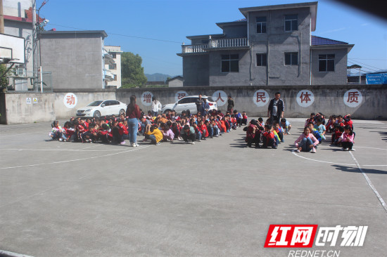 永定区杨家溪小学组织开展防地震灾害疏散演练