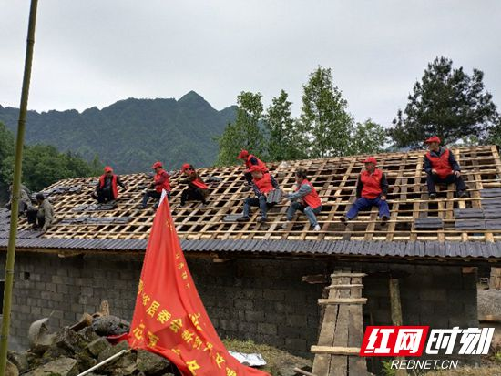 老吾老以及人之老 ——为贫困老党员送温暖