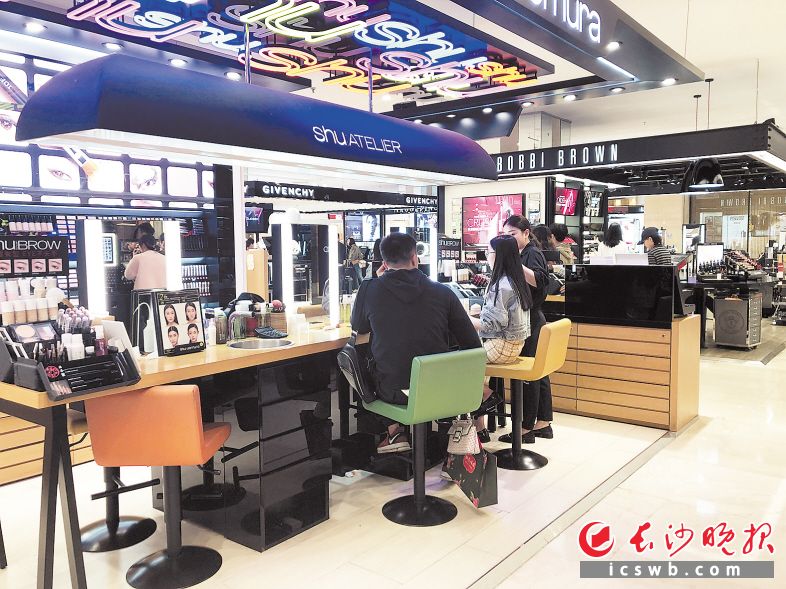 　　知名护肤品品牌相继推出男士护肤产品，吸引不少市民购买。长沙晚报全媒体记者 刘琼萍 摄