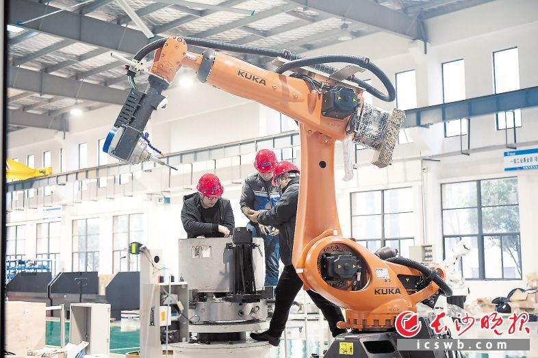 　　在雨花经开区的中南智能工厂内，技术工人正在调试一台航天打磨机器人。                                                  黄启晴 摄