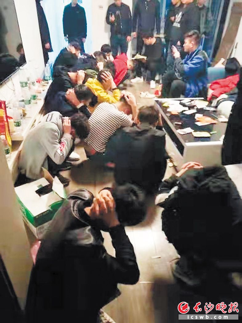 　　开福警方抓捕犯罪嫌疑人现场。