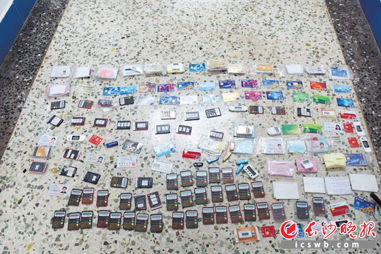 　　警方收缴的银行卡、U盾等作案工具。均为警方供图